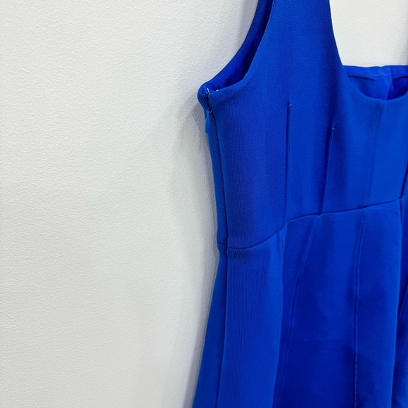 Tuckernuck Azure Jersey Double Knit Julietta Dress Royal Blue
Square neck - Picture 9 of 13